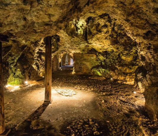 Smocza Jama w Krakowie – jaskinia, w której według legendy mieszkał Smok Wawelski